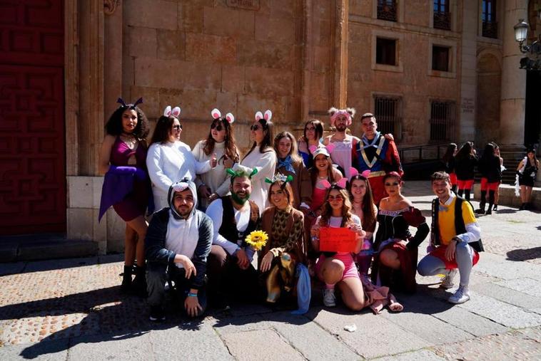 Alumnos de Filología y Bellas Artes, en la plaza de Anaya.