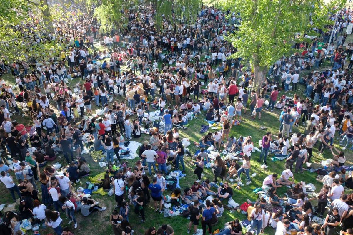 Jóvenes celebrando el Lunes de Aguas en el Puente Romano en 2019.