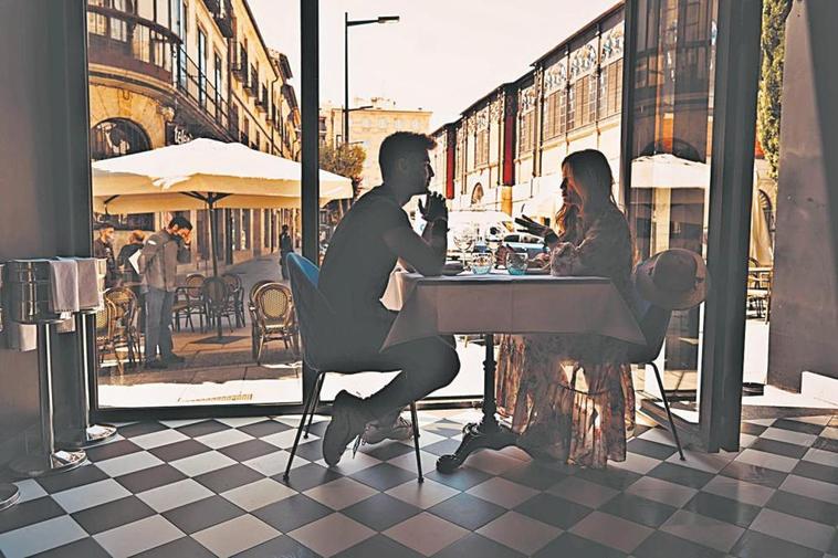 Vistas de la Plaza del Mercado desde uno de los restaurantes emplazados en este maravilloso escenario de Salamanca