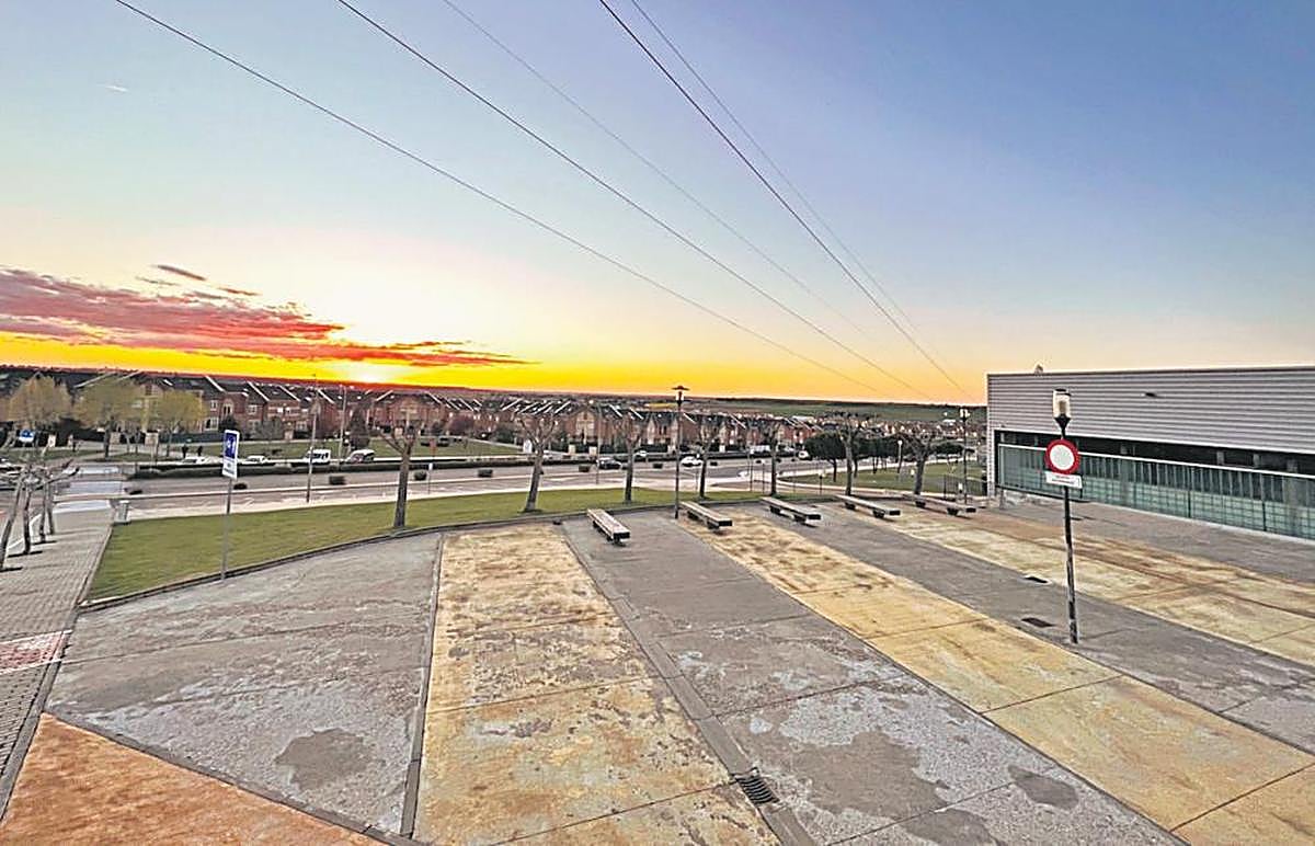 Vistas de la localidad de Villamayor y de la parcela que acogerá el edificio de la futura Escuela de Música.
