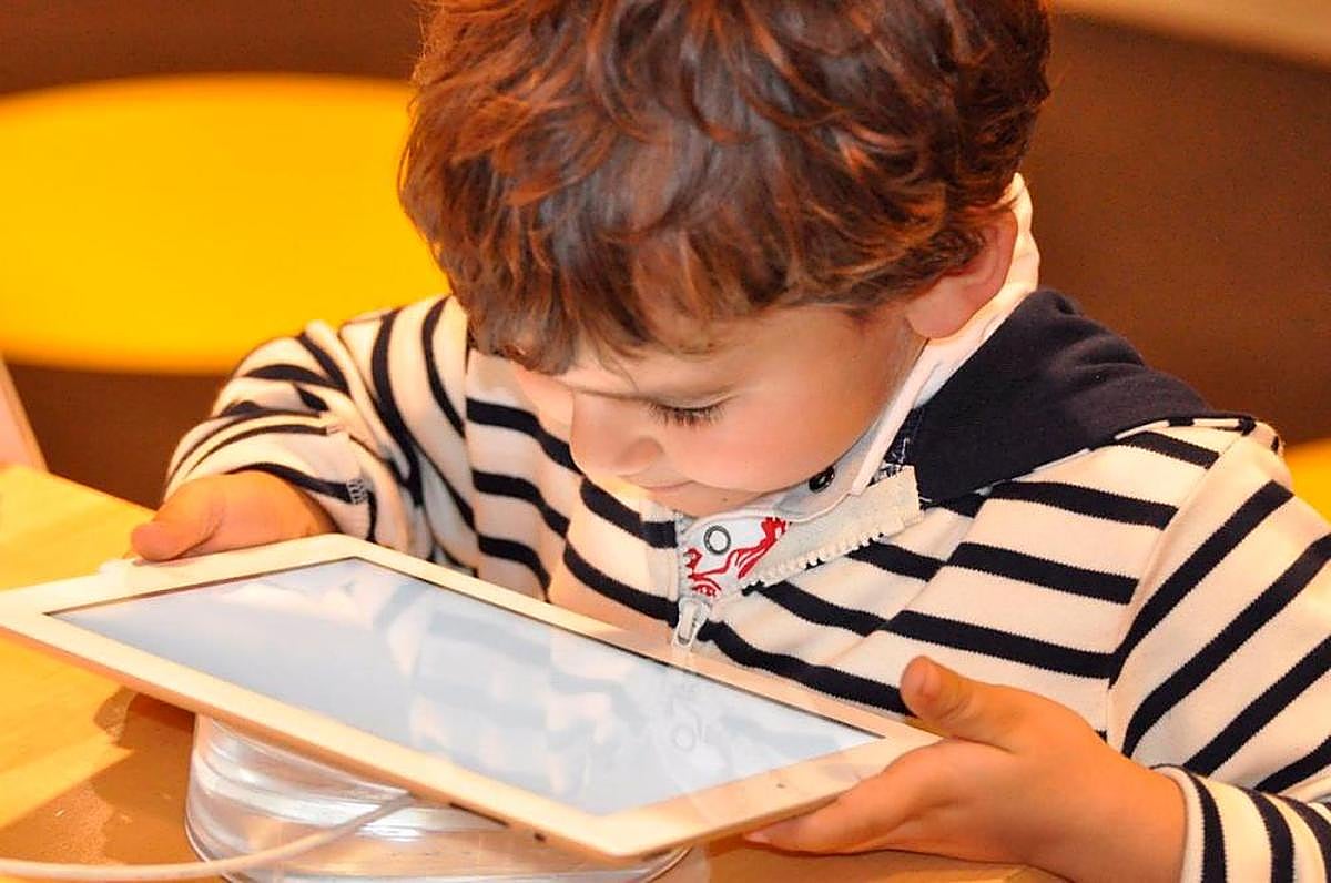 Niño con una tablet.