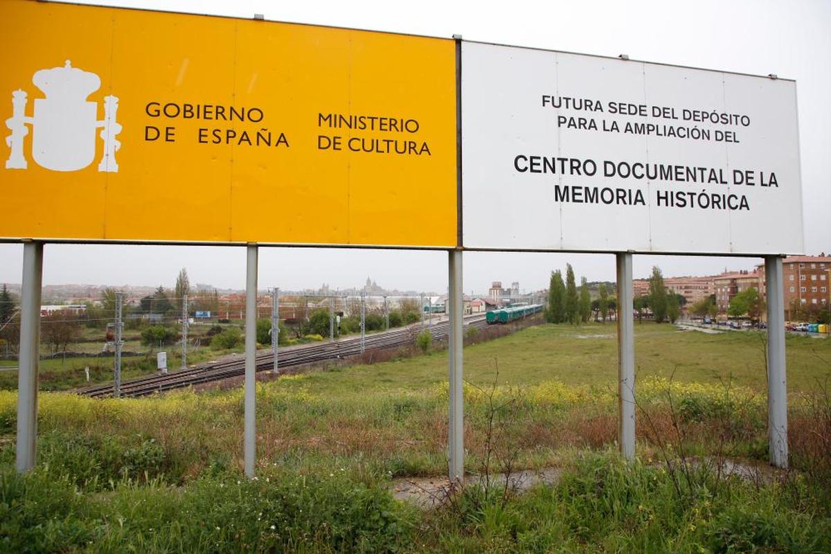 El cartel que el Ministerio instaló en 2009 para anunciar la construcción del depósito del Centro de la Memoria