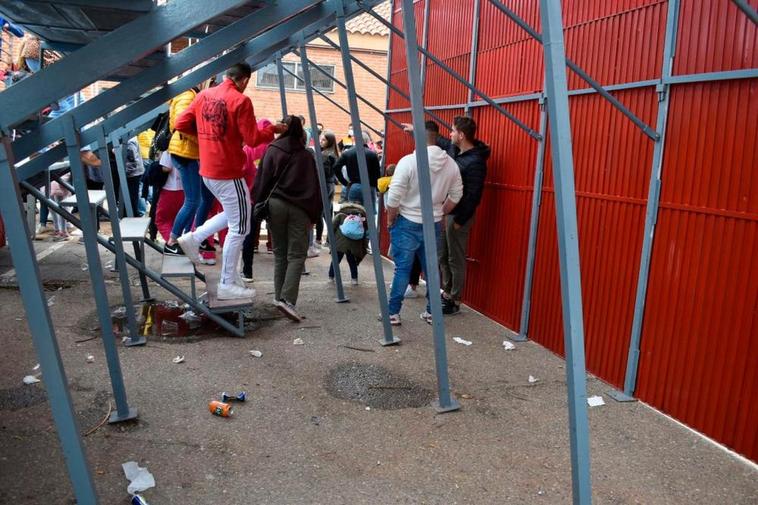 La Guardia Civil ha ordenado a los asistentes que desalojaran una de la gradas para garantizar la seguridad.