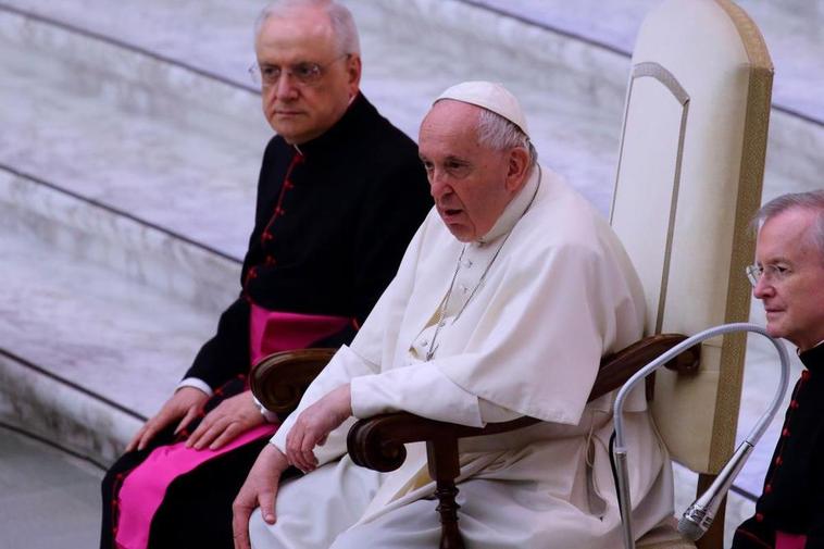 La rodilla sigue impidiendo al Papa realizar su labor con normalidad