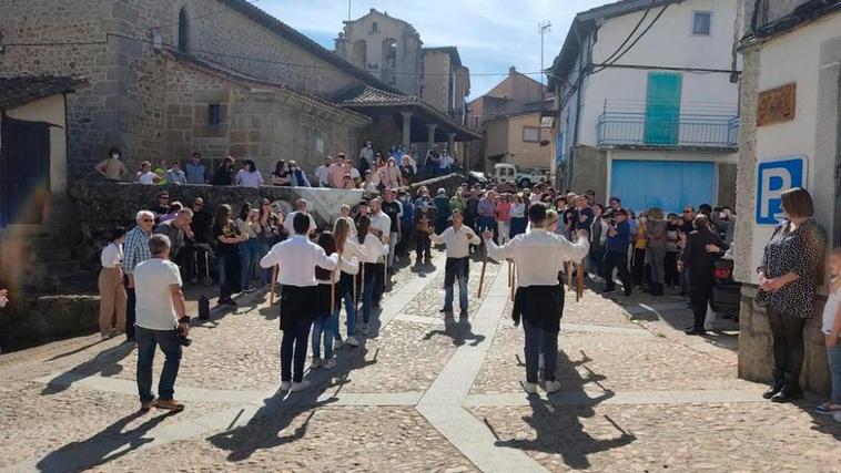 Imagen de una de las paradas realizadas junto a la iglesia parroquial de Santibáñez