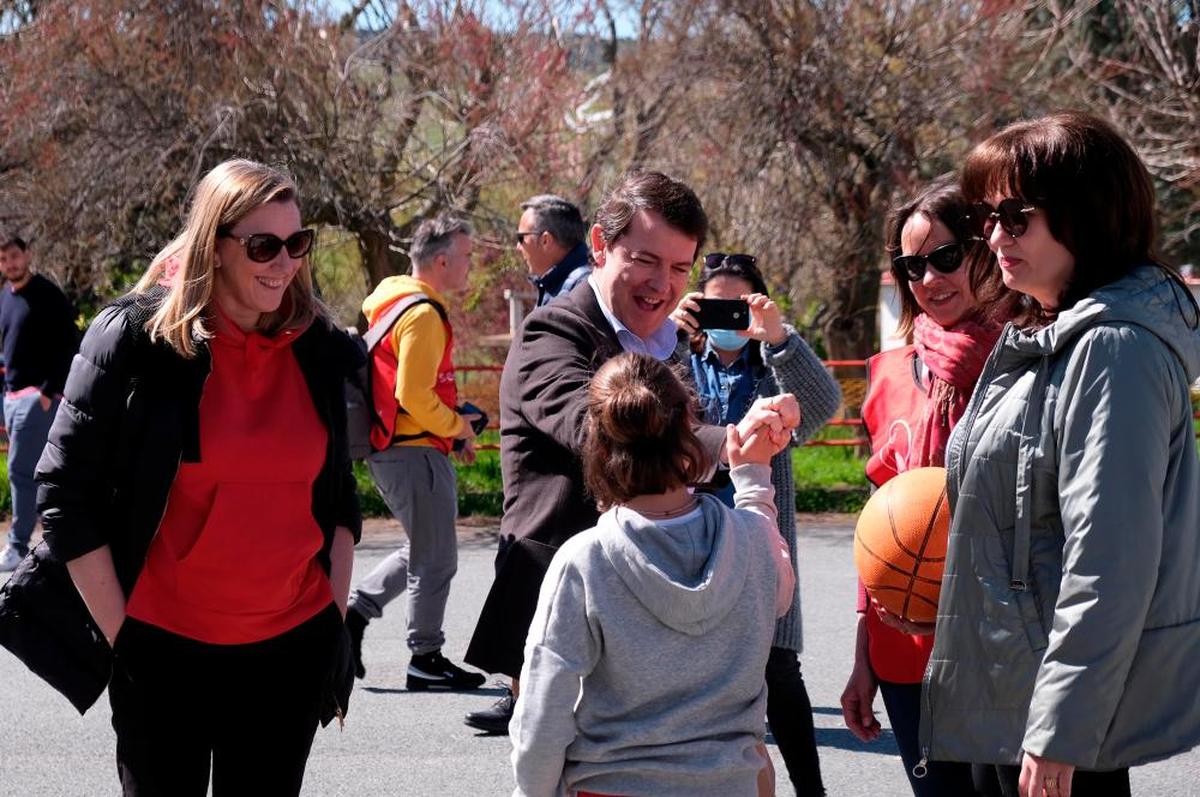 Mañueco, durante su visita a Armenteros