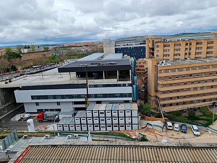 Imagen del nuevo Hospital ‘pegado’ al viejo Clínico, que será derribado a lo largo de este año
