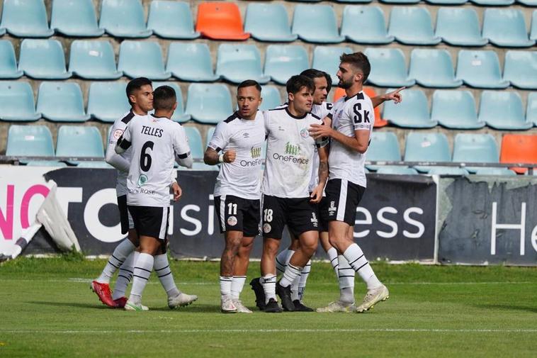 Los jugadores del Salamanca festejan uno de los goles ante el Ceares