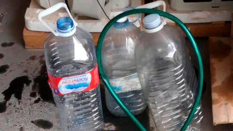 Garrafas de agua y manguera empleadas para sustraer el gasoil en otra detención, similares a las sustraídas en esta ocasión.