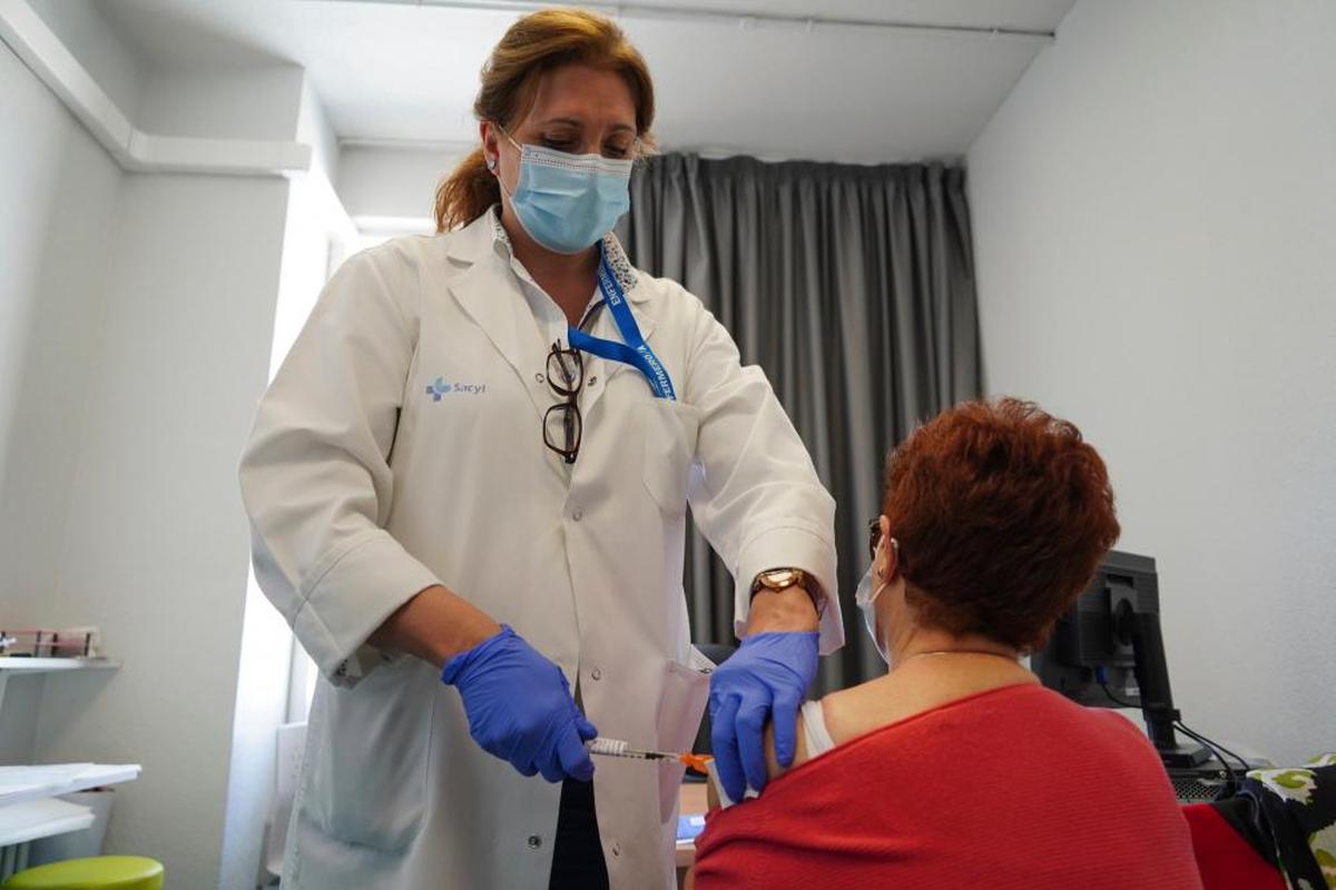 Una enfermera de Medicina Preventiva administra una inyección durante una consulta del servicio