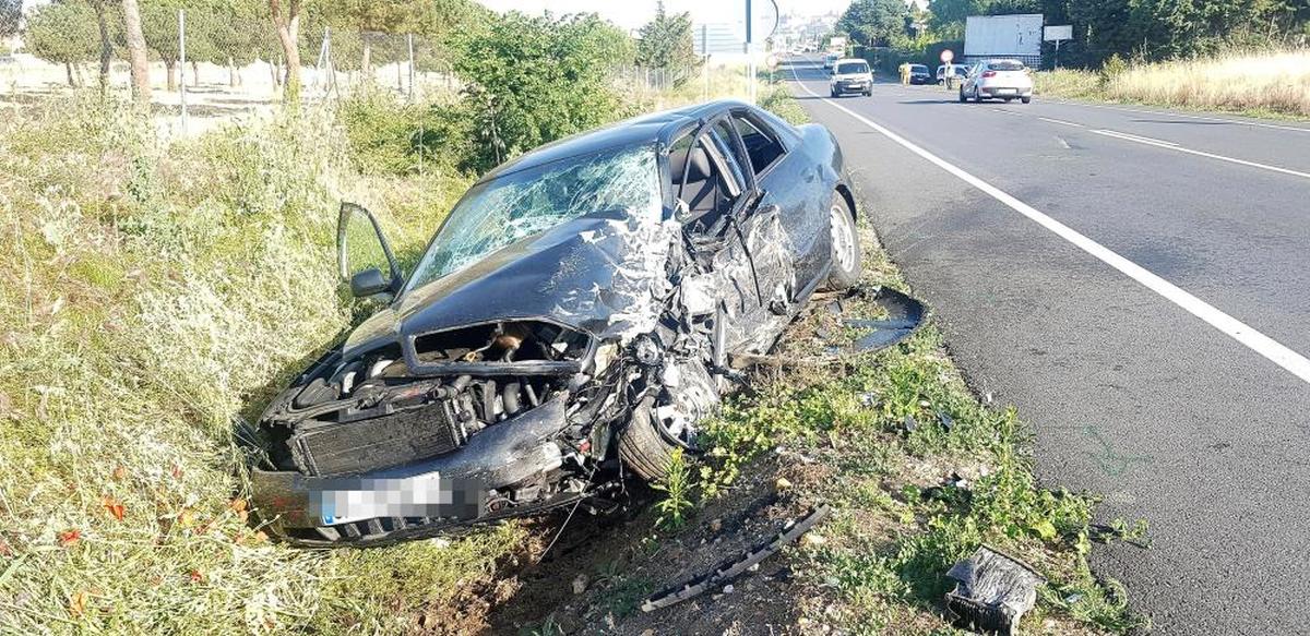 Un coche implicado en el accidente que ocurrió en la carretera de Alba pocos días antes del violento episodio que motivó la detención del varón.