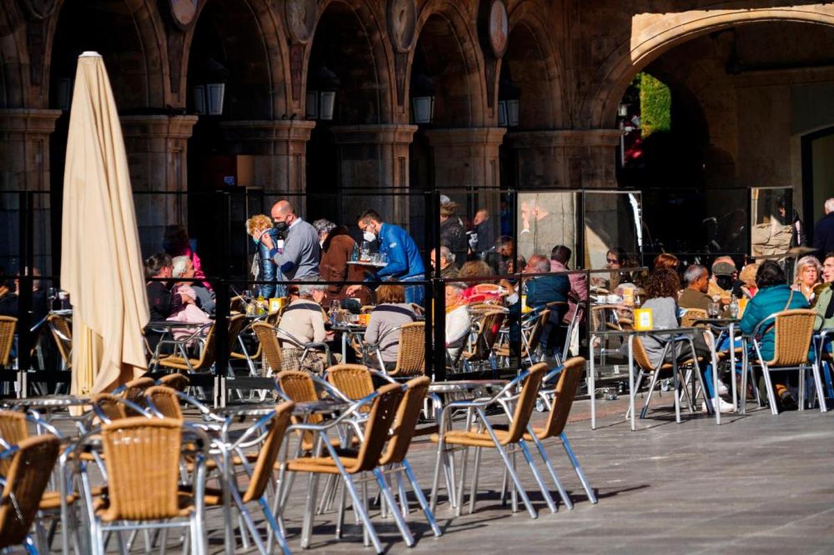 Cortavientos en una terraza de la Plaza Mayor.