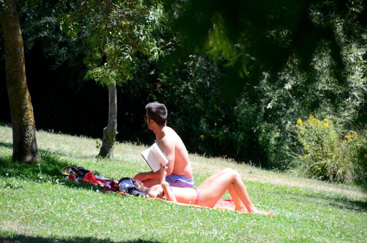 Una pareja de salmantinos tomando el sol