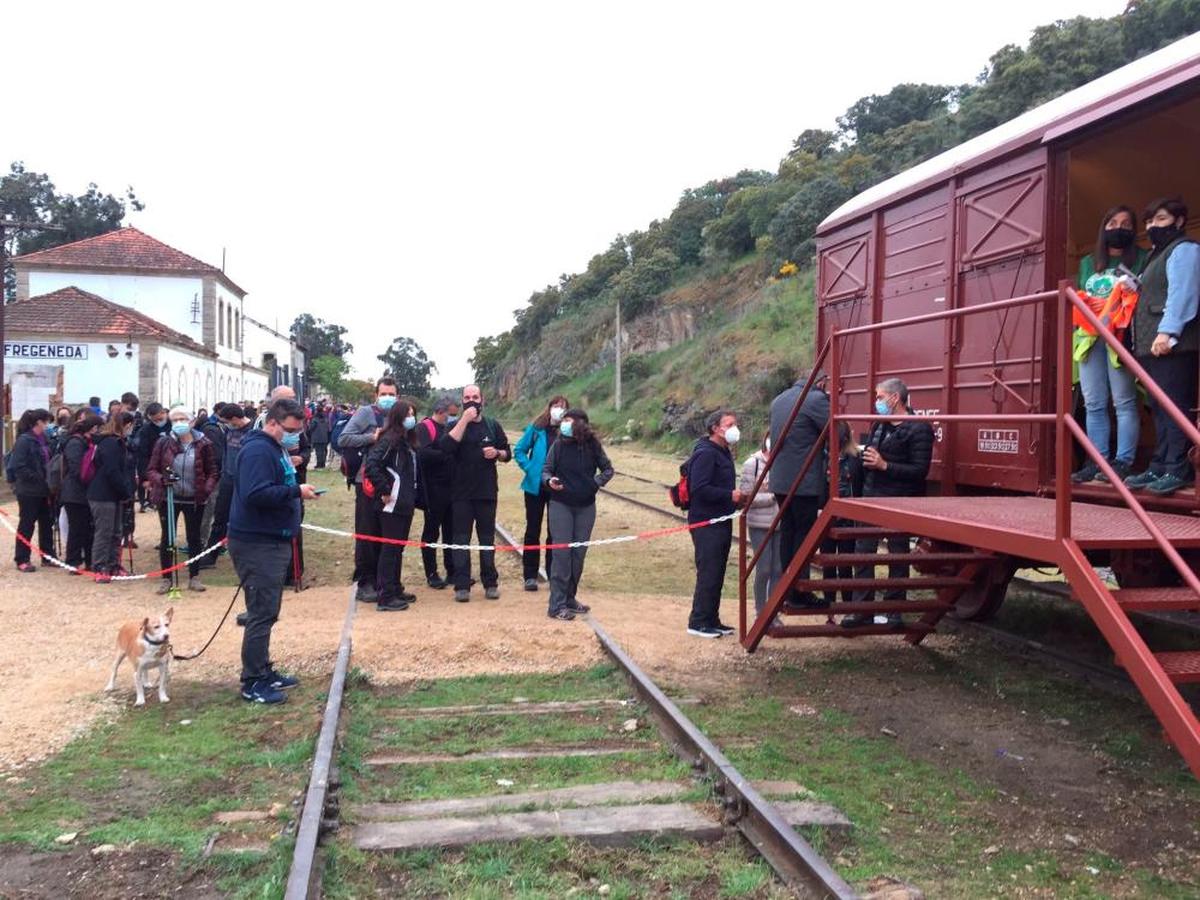 Visitantes a la espera de acceder al recorrido del Camino de Hierro