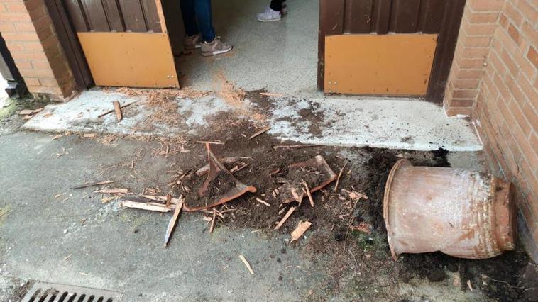 Daños en la puerta de acceso a la parroquia de San José.