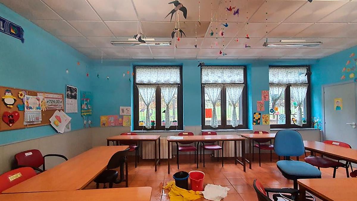 Las goteras en el techo y los cubos para recoger el agua, dentro del centro de alzheimer de Béjar.