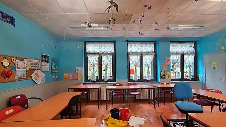 Las goteras en el techo y los cubos para recoger el agua, dentro del centro de alzheimer de Béjar.