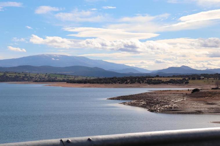 Vistas del pantano y las sierras de Gredos y Béjar desde Salvatierra.