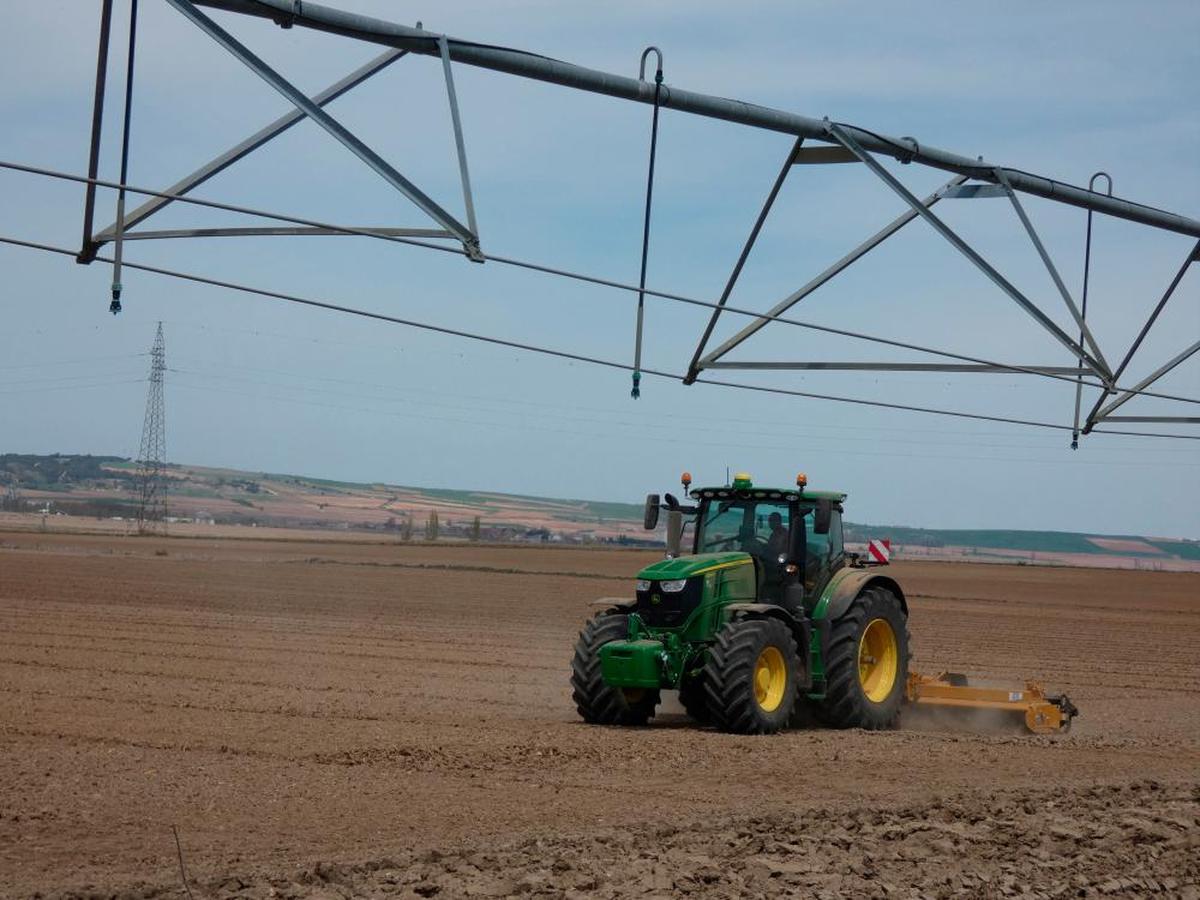 Un agricultor trabaja con su tractor en una parcela.