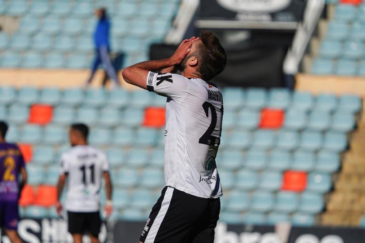 Manín lamenta una ocasión desperdiciada durante el partido entre el Salamanca y el Palencia Cristo Atlético.