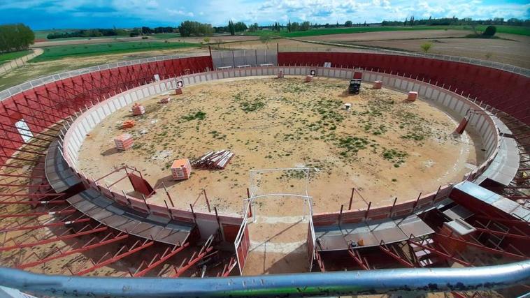 Imagen aérea de la situación actual en la que se encuentran las obras de la plaza de toros de Cantalpino