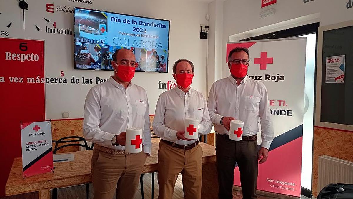 Carlos Santos, Jesús Juanes y Javier Vicente, de Cruz Roja.