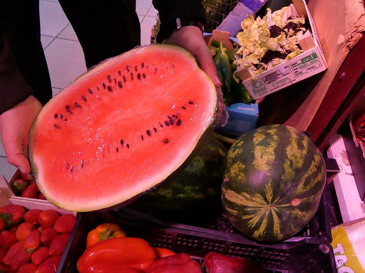 Imágenes de sandías llegadas al Mercado de San Juan.