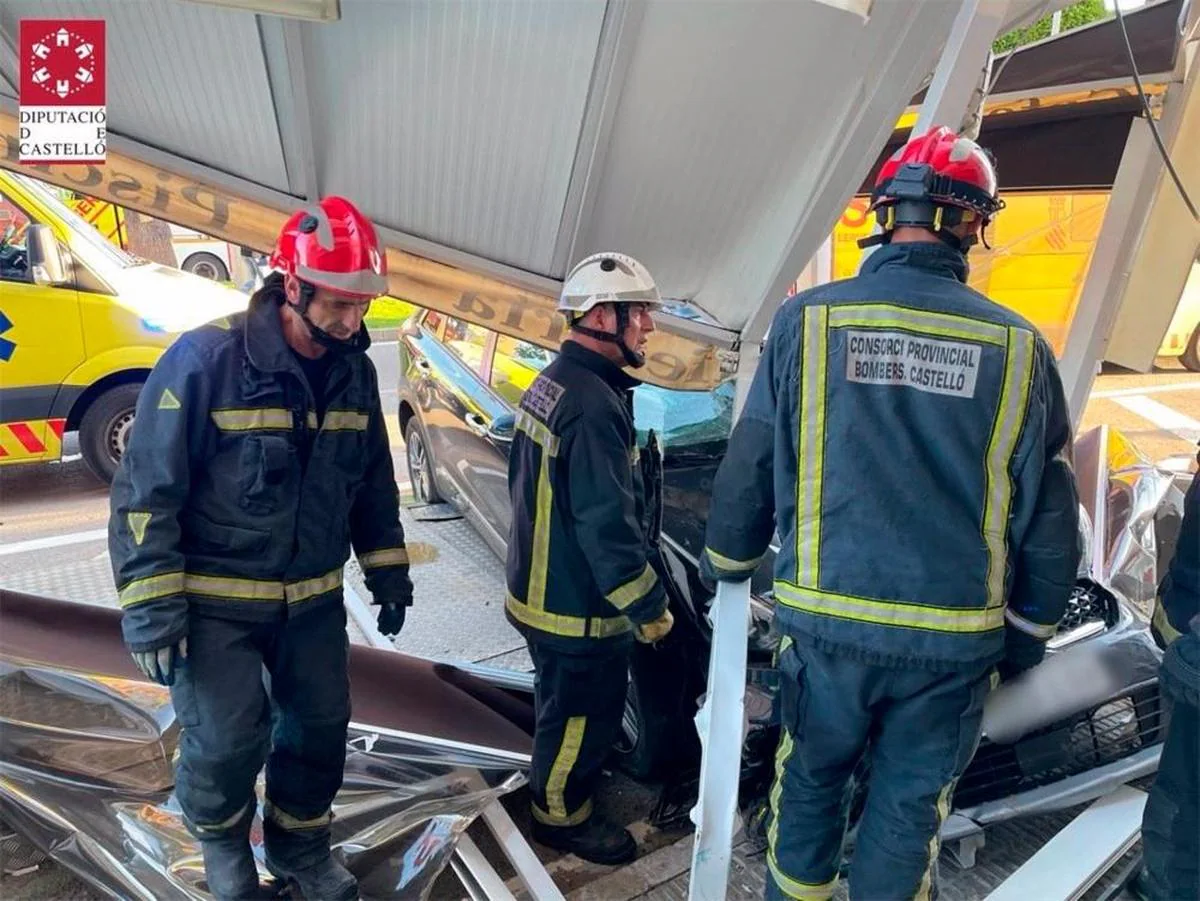 Estado en el que ha quedado el coche y la terraza afectada.