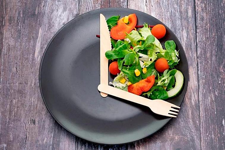 El ayuno intermitente tiene beneficios, pero hay que hacerlo correctamente