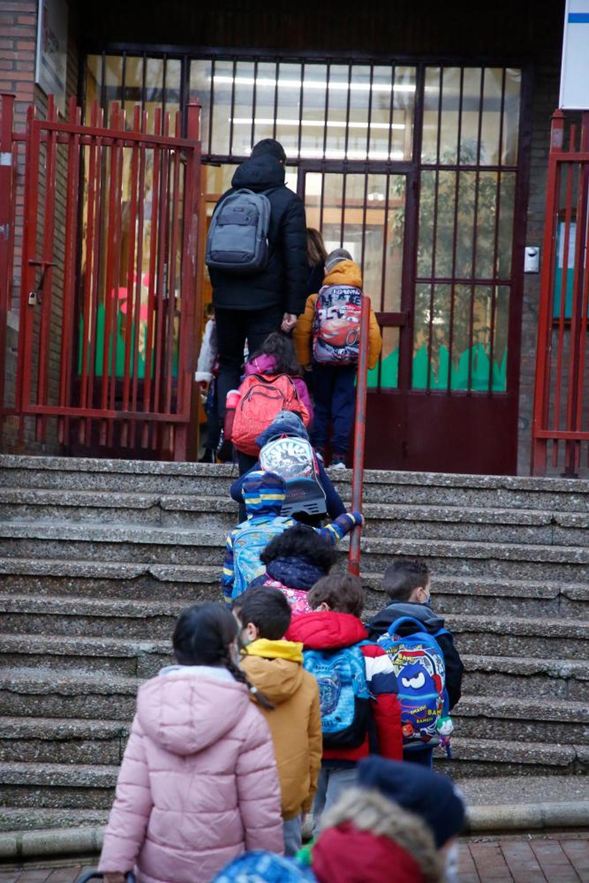 Un grupo de niños antes de entrar al colegio