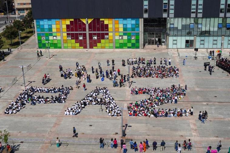 Alumnos de cuatro colegios de la ciudad formaron la palabra paz en la plaza de la Concordia