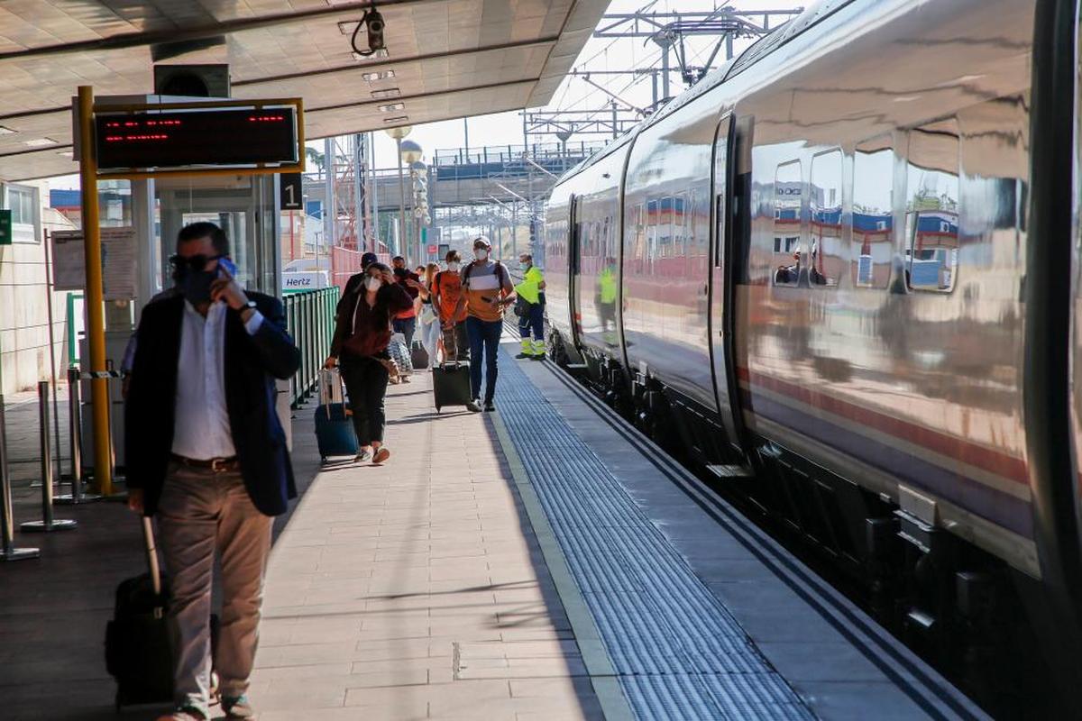 Viajeros del Alvia procentes de Madrid a su llegada a la estación de Salamanca.