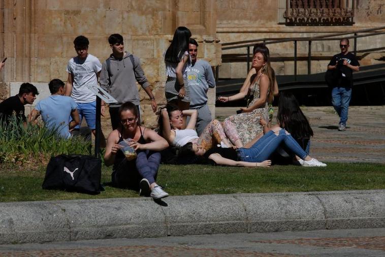 Estudiantes tomando el sol en la plaza de Anaya.