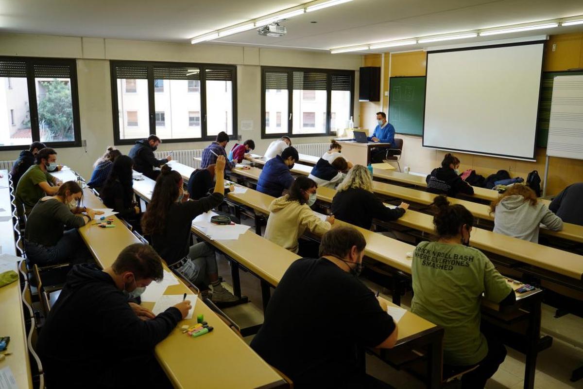 Estudiantes de la Universidad de Salamanca haciendo un examen