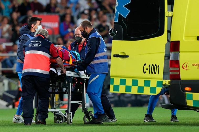 Araujo abandona en ambulancia el Camp Nou