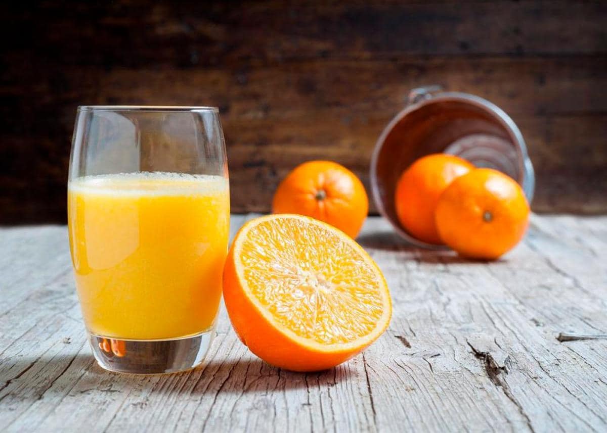 Un vaso de zumo de naranja