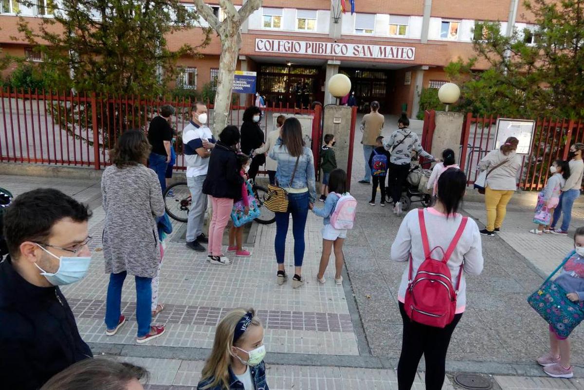 Padres y alumnos a las puertas del colegio San Mateo de Salamanca.