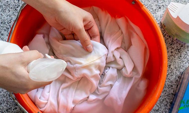 La clave para quitar las manchas de la ropa blanca.