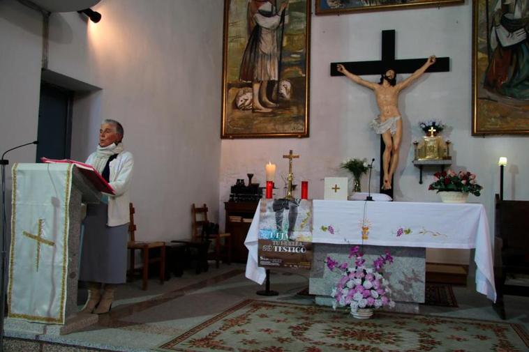 Carmen Arroyo ejerciendo como moderadora de la palabra en la iglesia de Santa Inés.