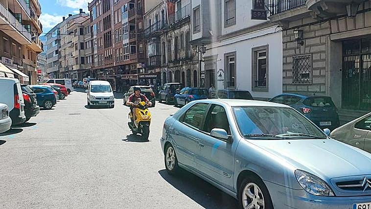 Tráfico en la calle Colón en torno a las doce de la mañana en Béjar.