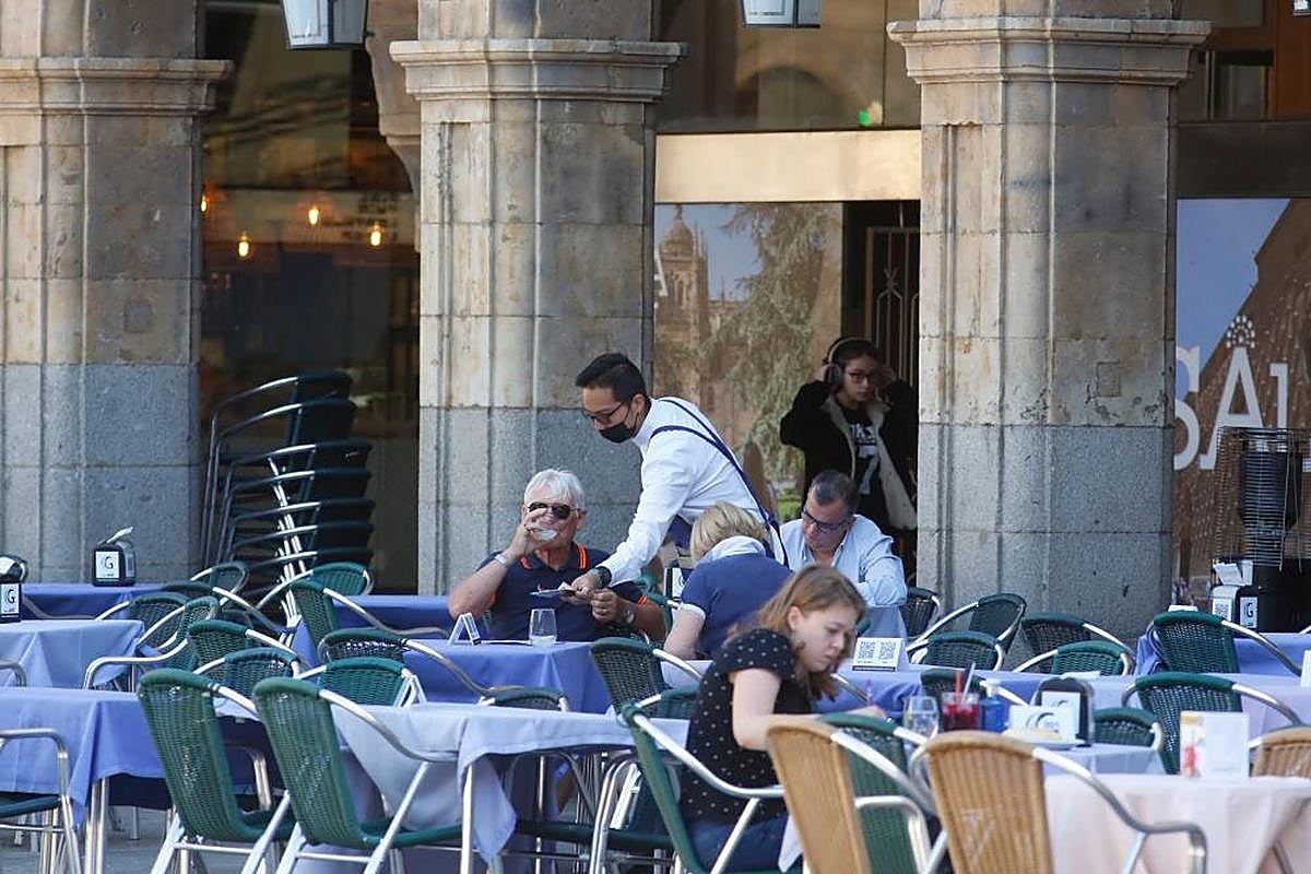 Un camarero sirviendo a un cliente