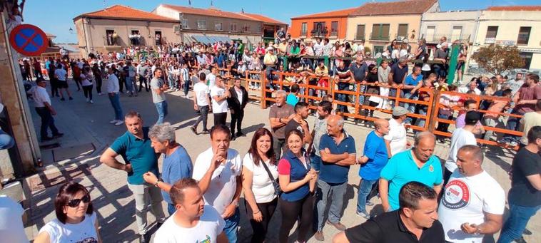 Aficionados taurinos a la espera de que soltaran a los toros a la calle.