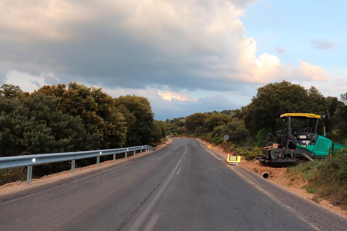 Imagen de la obra de la SA-104 en el entorno de Gallegos de Solmirón.