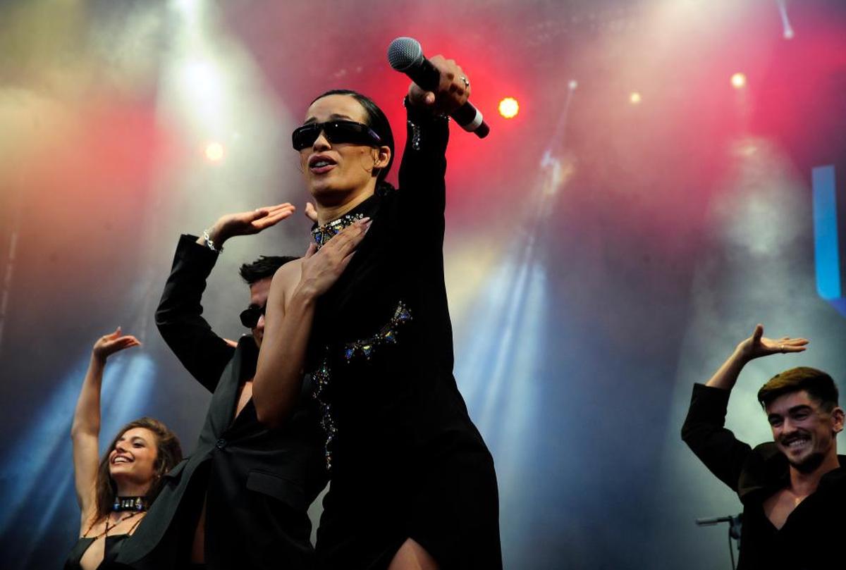 La cantante Chanel durante el concierto gratuito LOS40 Classic, en la Plaza Mayor de Madrid