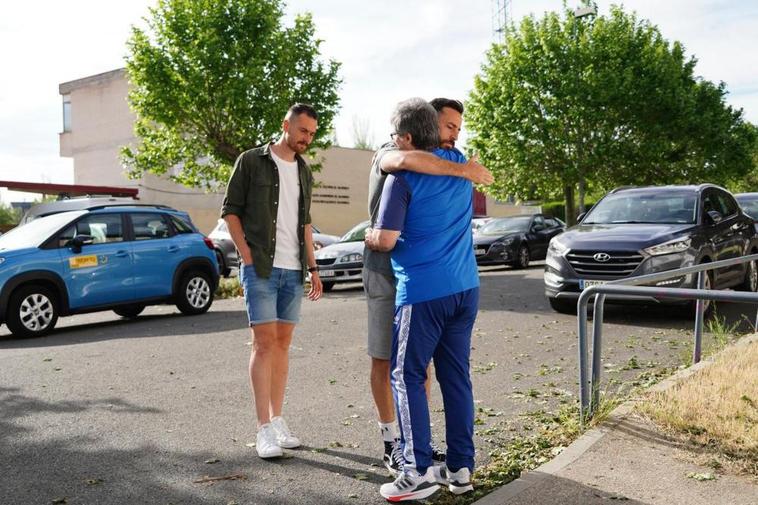 Imágenes de la despedida este lunes de la plantilla y el cuerpo técnico tras recoger sus enseres del Helmántico.