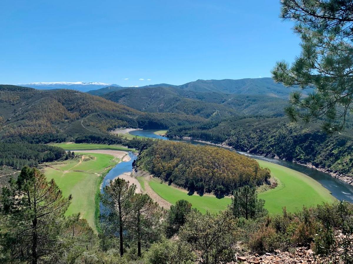 Vista del Meandro Melero, en tierras salmantinas, desde el popular mirador de la Antigua, en la provincia de Cáceres