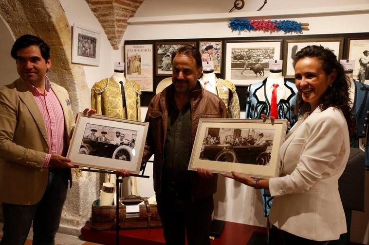 Fernando Castaño y la familia Sánchez-Majeroni posan con las fotografías.