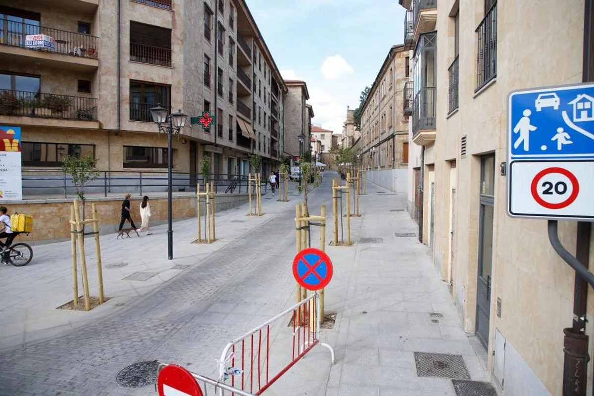 La señal de vía residencial al comienzo de la recién reformada calle Ancha, que, de momento, no será sustituido por el de vía peatonal.