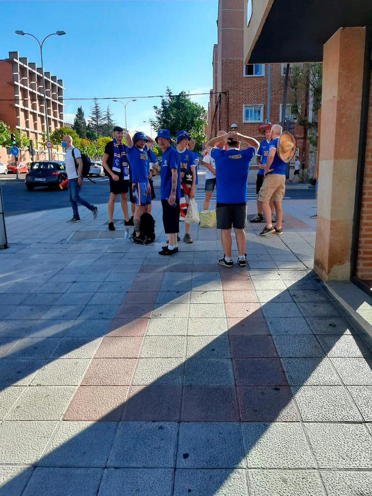 Aficionados escoceses junto a la estación de autobuses de Salamanca.