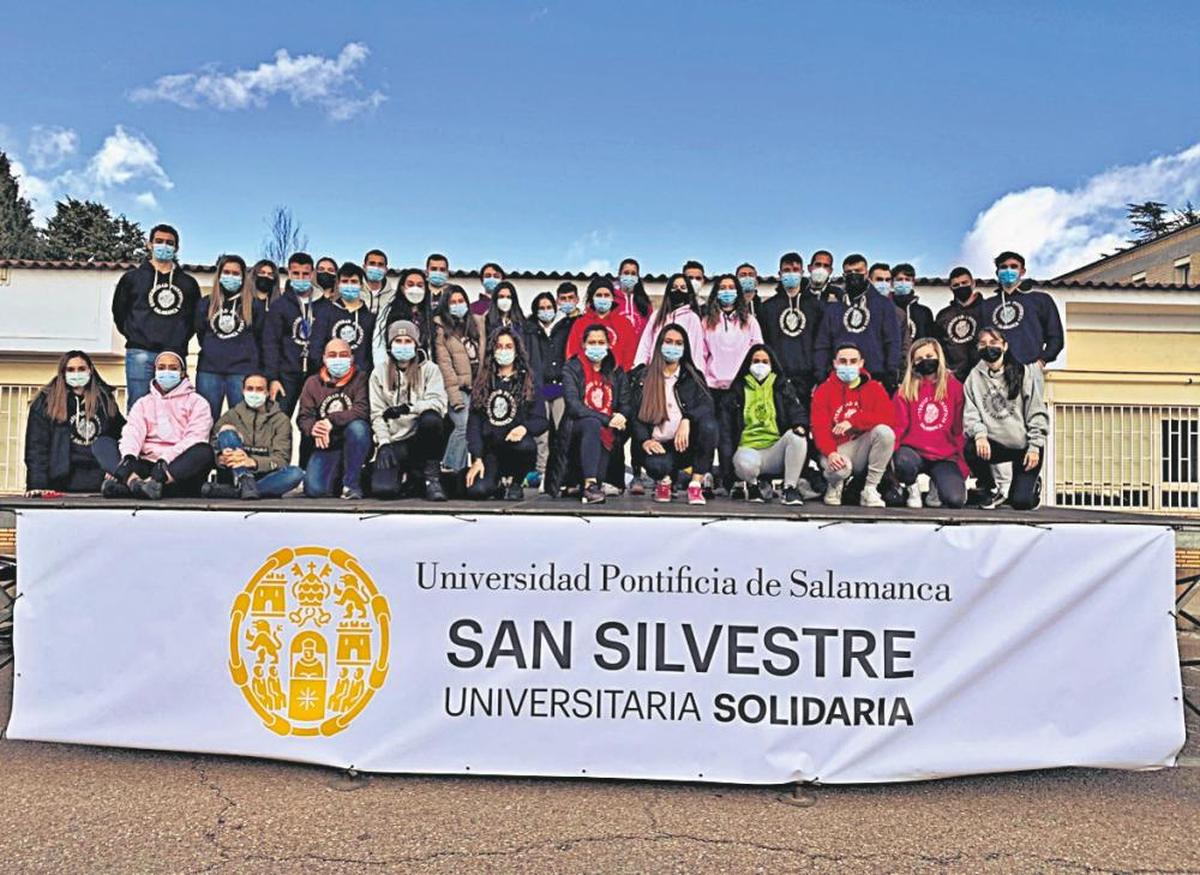 Algunos de los alumnos que participaron en la última San Silvestre Solidaria de la Universidad Pontificia.